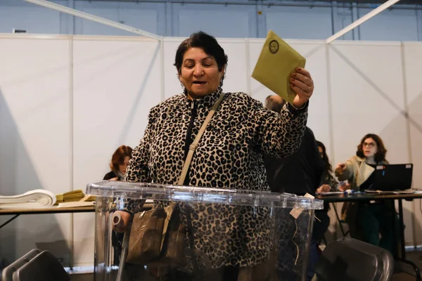 Ein Wähler Gibt Während Der Türkischen Präsidentschafts Und Parlamentswahlen April — Stockfoto