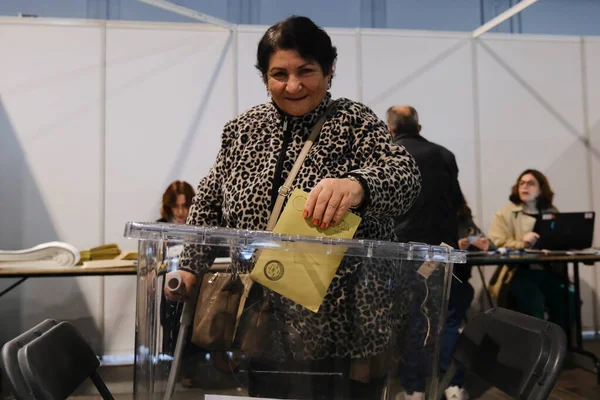 Wyborca Przeprowadza Głosowanie Lokalu Wyborczym Podczas Wyborów Prezydenckich Parlamentarnych Tureckiej — Zdjęcie stockowe