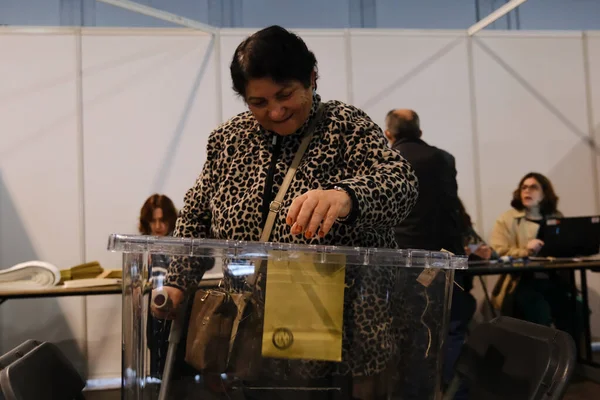Elettore Lancia Voto Seggio Elettorale Durante Elezioni Presidenziali Generali Turche — Foto Stock