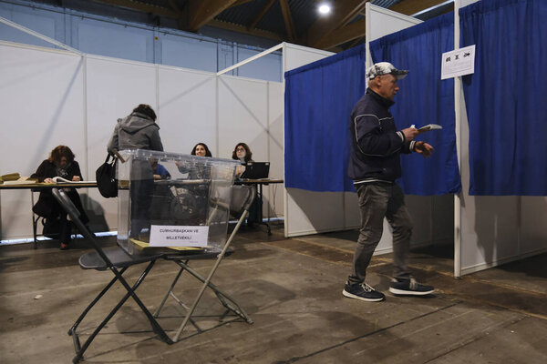 Люди голосуют за президентские и всеобщие выборы в Турции на избирательном участке в Брюсселе, Бельгия, 29 апреля 2023 года.