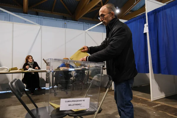 Избиратель Подает Бюллетень Избирательном Участке Время Президентских Всеобщих Выборов Турции — стоковое фото