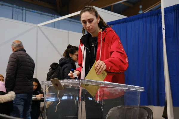 Избиратель Подает Бюллетень Избирательном Участке Время Президентских Всеобщих Выборов Турции — стоковое фото