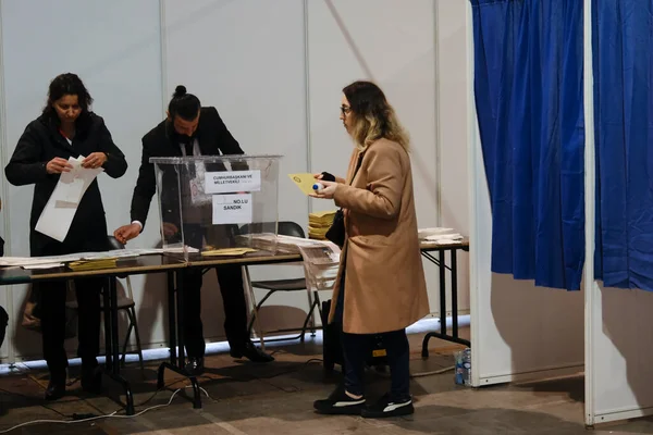 2023年4月29日 在比利时布鲁塞尔的一个投票站 一名选民在土耳其总统选举和大选期间在投票站投票 — 图库照片