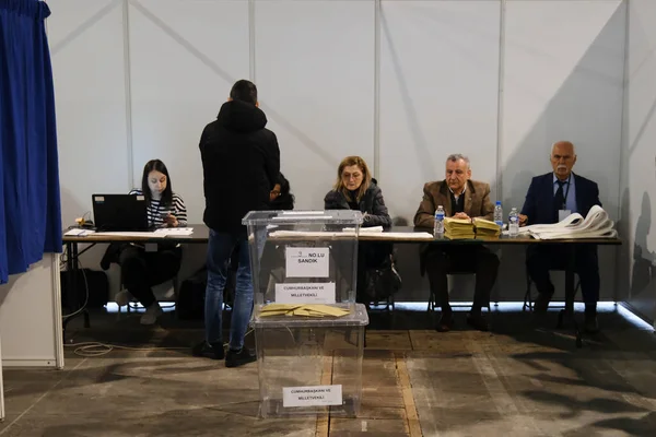 Pessoas Votam Nas Eleições Presidenciais Gerais Turcas Posto Votação Bruxelas — Fotografia de Stock