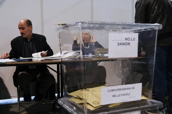 Mensen Stemmen Voor Turkse Presidents Algemene Verkiezingen Een Stembureau Brussel — Stockfoto