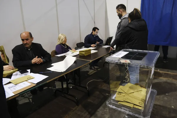 Ludzie Głosują Tureckie Wybory Prezydenckie Parlamentarne Lokalu Wyborczym Brukseli Belgia — Zdjęcie stockowe