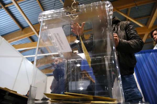 Ένας Ψηφοφόρος Ψηφίζει Εκλογικό Τμήμα Κατά Διάρκεια Των Τουρκικών Προεδρικών — Φωτογραφία Αρχείου