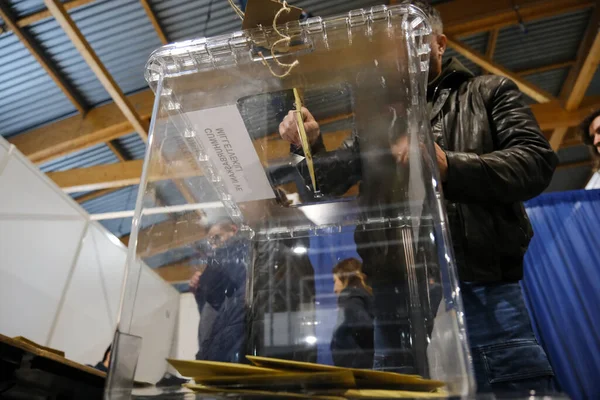 Eleitor Lança Uma Cédula Posto Votação Durante Eleições Presidenciais Gerais — Fotografia de Stock