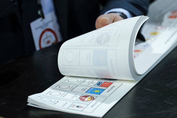 Избирательный чиновник готовит бюллетени для голосования на избирательном участке во время президентских и всеобщих выборов в Турции на избирательном участке в Брюсселе, Бельгия, 29 апреля 2023 года.