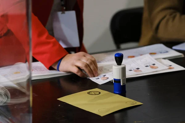 Ein Wahlbeamter Bereitet Stimmzettel Einem Wahllokal Während Der Türkischen Präsidentschafts — Stockfoto