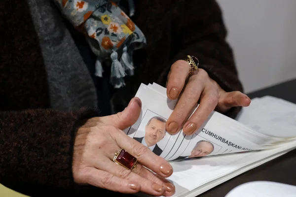Urzędnik Wyborczy Przygotowuje Karty Głosowania Lokalu Wyborczym Podczas Tureckich Wyborów — Zdjęcie stockowe