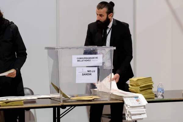 Κόσμος Ψηφίζει Για Τις Τουρκικές Προεδρικές Και Γενικές Εκλογές Εκλογικό — Φωτογραφία Αρχείου