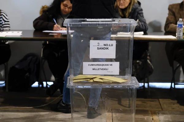 Pessoas Votam Nas Eleições Presidenciais Gerais Turcas Posto Votação Bruxelas — Fotografia de Stock