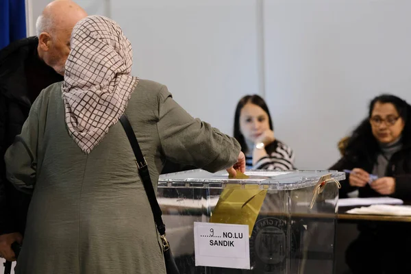 Wyborca Przeprowadza Głosowanie Lokalu Wyborczym Podczas Wyborów Prezydenckich Parlamentarnych Tureckiej — Zdjęcie stockowe