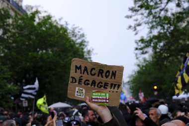 Uluslararası İşçi Bayramı münasebetiyle 1 Mayıs 2023 'te Paris' te düzenlenen yıllık İşçi Bayramı mitingine katılan protestocular. 