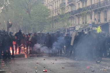 Uluslararası İşçi Bayramı münasebetiyle 1 Mayıs 2023 'te Paris' te düzenlenen yıllık İşçi Bayramı (İşçi Bayramı) mitinginin oturum aralarında Çevik Kuvvet Polisi protestocularıyla çatıştı.. 