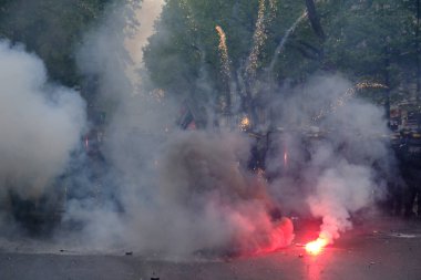 Uluslararası İşçi Bayramı münasebetiyle 1 Mayıs 2023 'te Paris' te düzenlenen yıllık İşçi Bayramı (İşçi Bayramı) mitinginin oturum aralarında Çevik Kuvvet Polisi protestocularıyla çatıştı.. 