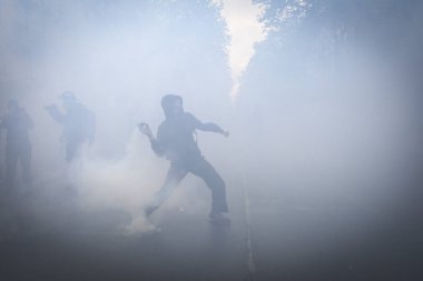 Uluslararası İşçi Bayramı münasebetiyle 1 Mayıs 2023 'te Paris' te düzenlenen yıllık İşçi Bayramı (İşçi Bayramı) mitinginin oturum aralarında Çevik Kuvvet Polisi protestocularıyla çatıştı.. 