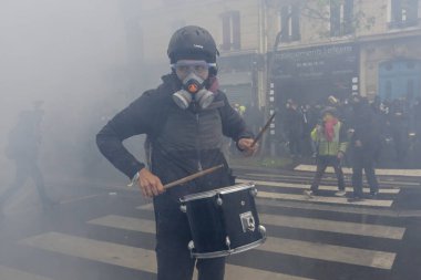 Uluslararası İşçi Bayramı münasebetiyle 1 Mayıs 2023 'te Paris' te düzenlenen yıllık İşçi Bayramı (İşçi Bayramı) mitinginin oturum aralarında Çevik Kuvvet Polisi protestocularıyla çatıştı.. 