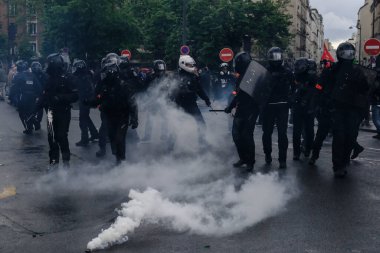 Uluslararası İşçi Bayramı münasebetiyle 1 Mayıs 2023 'te Paris' te düzenlenen yıllık İşçi Bayramı (İşçi Bayramı) mitinginin oturum aralarında Çevik Kuvvet Polisi protestocularıyla çatıştı.. 