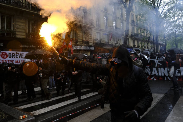Протестующие, участвующие в ежегодной демонстрации 1 мая 2023 года в Париже, посвященной Международному дню трудящихся. 