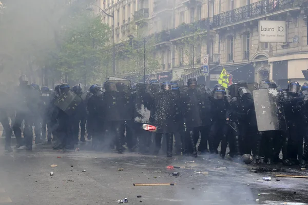경찰은 2023 파리에서 노동절 노동절 집회에서 시위대와 — 스톡 사진