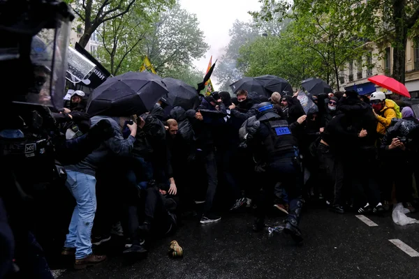 Policía Antidisturbios Enfrentó Con Manifestantes Margen Manifestación Anual Del Primero —  Fotos de Stock