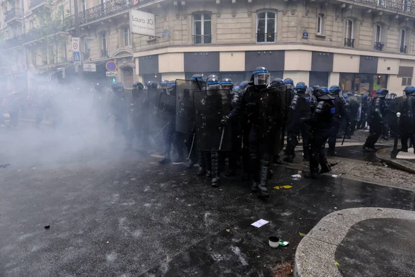 警察は5月1日のパリでの国際労働者の日を記念して 毎年5月1日 労働者の日 集会の合間に抗議者と衝突した — ストック写真