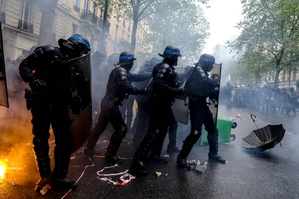Policja Zamieszek Starła Się Protestującymi Corocznym Majowym Dzień Pracy Wiecu — Zdjęcie stockowe