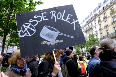Uluslararası İşçi Bayramı münasebetiyle 1 Mayıs 2023 'te Paris' te düzenlenen yıllık İşçi Bayramı mitingine katılan protestocular. 