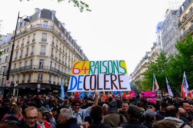 Uluslararası İşçi Bayramı münasebetiyle 1 Mayıs 2023 'te Paris' te düzenlenen yıllık İşçi Bayramı mitingine katılan protestocular. 