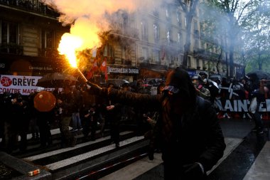 Uluslararası İşçi Bayramı münasebetiyle 1 Mayıs 2023 'te Paris' te düzenlenen yıllık İşçi Bayramı mitingine katılan protestocular. 