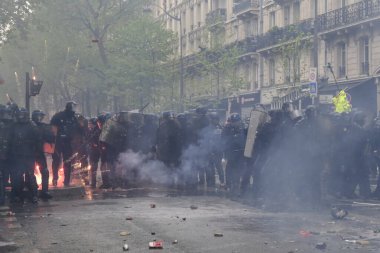 Uluslararası İşçi Bayramı münasebetiyle 1 Mayıs 2023 'te Paris' te düzenlenen yıllık İşçi Bayramı (İşçi Bayramı) mitinginin oturum aralarında Çevik Kuvvet Polisi protestocularıyla çatıştı.. 