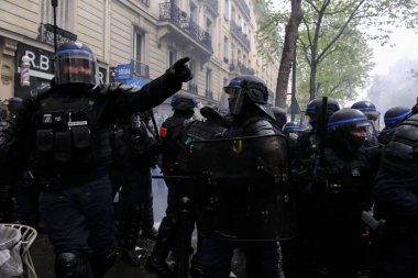 Uluslararası İşçi Bayramı münasebetiyle 1 Mayıs 2023 'te Paris' te düzenlenen yıllık İşçi Bayramı (İşçi Bayramı) mitinginin oturum aralarında Çevik Kuvvet Polisi protestocularıyla çatıştı.. 