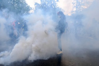 Uluslararası İşçi Bayramı münasebetiyle 1 Mayıs 2023 'te Paris' te düzenlenen yıllık İşçi Bayramı (İşçi Bayramı) mitinginin oturum aralarında Çevik Kuvvet Polisi protestocularıyla çatıştı.. 
