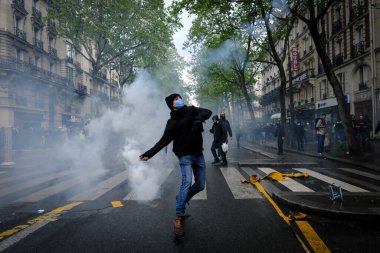 Uluslararası İşçi Bayramı münasebetiyle 1 Mayıs 2023 'te Paris' te düzenlenen yıllık İşçi Bayramı (İşçi Bayramı) mitinginin oturum aralarında Çevik Kuvvet Polisi protestocularıyla çatıştı.. 