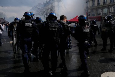 Uluslararası İşçi Bayramı münasebetiyle 1 Mayıs 2023 'te Paris' te düzenlenen yıllık İşçi Bayramı (İşçi Bayramı) mitinginin oturum aralarında Çevik Kuvvet Polisi protestocularıyla çatıştı.. 
