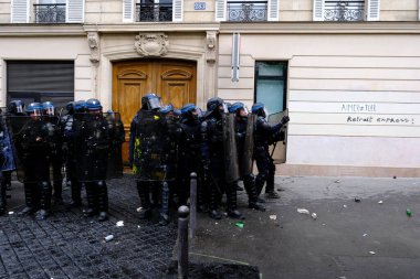 Uluslararası İşçi Bayramı münasebetiyle 1 Mayıs 2023 'te Paris' te düzenlenen yıllık İşçi Bayramı (İşçi Bayramı) mitinginin oturum aralarında Çevik Kuvvet Polisi protestocularıyla çatıştı.. 