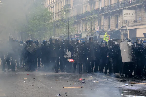 在2023年5月1日于巴黎举行的一年一度的 劳动节 集会期间 防暴警察与抗议者发生了冲突 — 图库照片