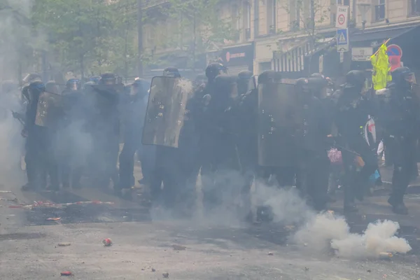 Омон Столкнулся Протестующими Кулуарах Ежегодного Митинга Мая 2023 Года Париже — стоковое фото