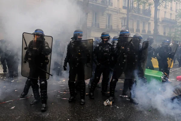 在2023年5月1日于巴黎举行的一年一度的 劳动节 集会期间 防暴警察与抗议者发生了冲突 — 图库照片