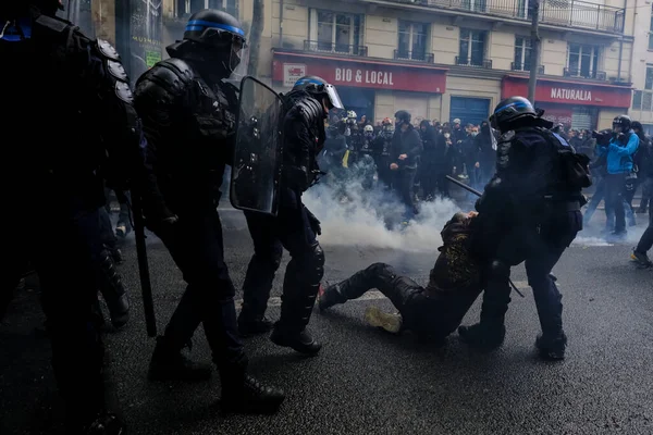 stock image Riot Police clashed with protesters on the sidelines of the annual May Day (Labour Day) rally, marking International Workers' Day, in Paris on May 1, 2023. 