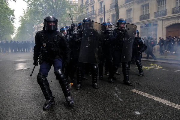 Policía Antidisturbios Enfrentó Con Manifestantes Margen Manifestación Anual Del Primero —  Fotos de Stock