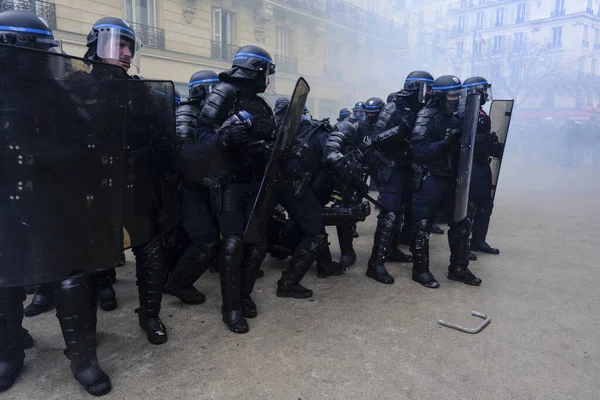 警察は5月1日のパリでの国際労働者の日を記念して 毎年5月1日 労働者の日 集会の合間に抗議者と衝突した — ストック写真
