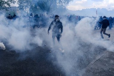 Uluslararası İşçi Bayramı münasebetiyle 1 Mayıs 2023 'te Paris' te düzenlenen yıllık İşçi Bayramı (İşçi Bayramı) mitinginin oturum aralarında Çevik Kuvvet Polisi protestocularıyla çatıştı.. 