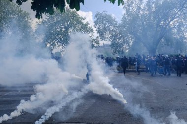 Uluslararası İşçi Bayramı münasebetiyle 1 Mayıs 2023 'te Paris' te düzenlenen yıllık İşçi Bayramı (İşçi Bayramı) mitinginin oturum aralarında Çevik Kuvvet Polisi protestocularıyla çatıştı.. 