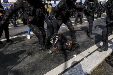 Uluslararası İşçi Bayramı münasebetiyle 1 Mayıs 2023 'te Paris' te düzenlenen yıllık İşçi Bayramı (İşçi Bayramı) mitinginin oturum aralarında Çevik Kuvvet Polisi protestocularıyla çatıştı.. 