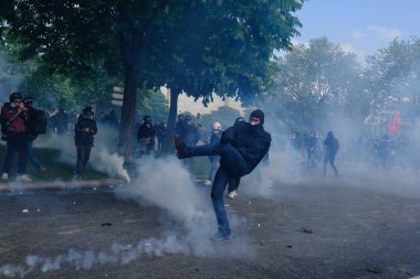Uluslararası İşçi Bayramı münasebetiyle 1 Mayıs 2023 'te Paris' te düzenlenen yıllık İşçi Bayramı (İşçi Bayramı) mitinginin oturum aralarında Çevik Kuvvet Polisi protestocularıyla çatıştı.. 