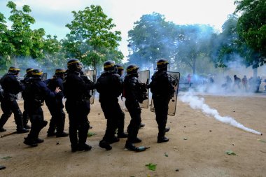 Uluslararası İşçi Bayramı münasebetiyle 1 Mayıs 2023 'te Paris' te düzenlenen yıllık İşçi Bayramı (İşçi Bayramı) mitinginin oturum aralarında Çevik Kuvvet Polisi protestocularıyla çatıştı.. 