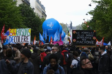 Uluslararası İşçi Bayramı münasebetiyle 1 Mayıs 2023 'te Paris' te düzenlenen yıllık İşçi Bayramı mitingine katılan protestocular. 